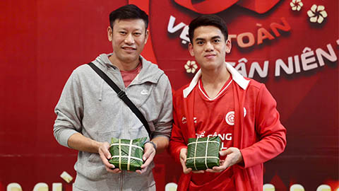 Khuất Văn Khang và cầu thủ Thể Công Viettel trổ tài nấu bánh chưng 